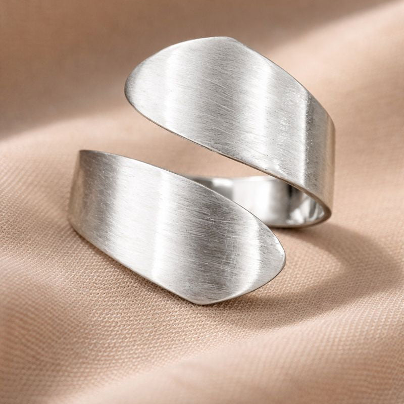 Calin - a hug in a ring