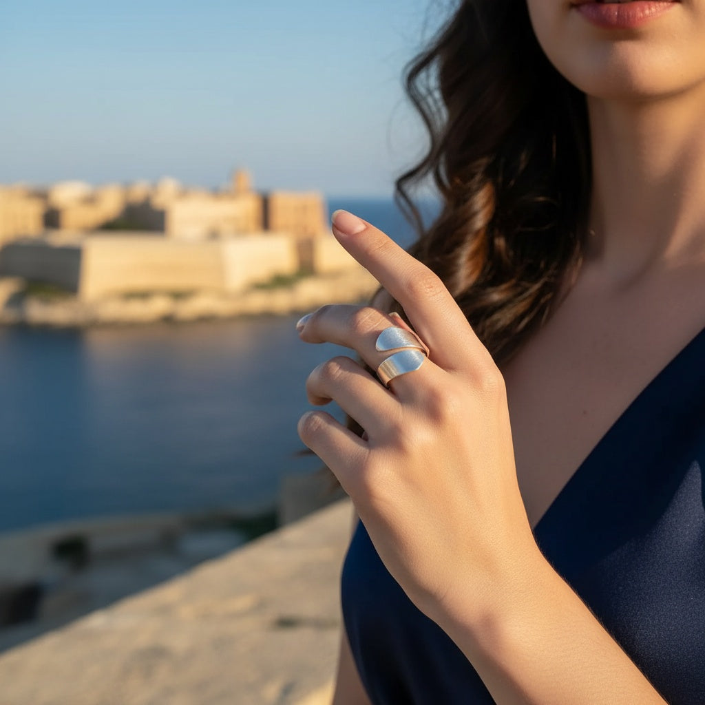 Calin - a hug in a ring