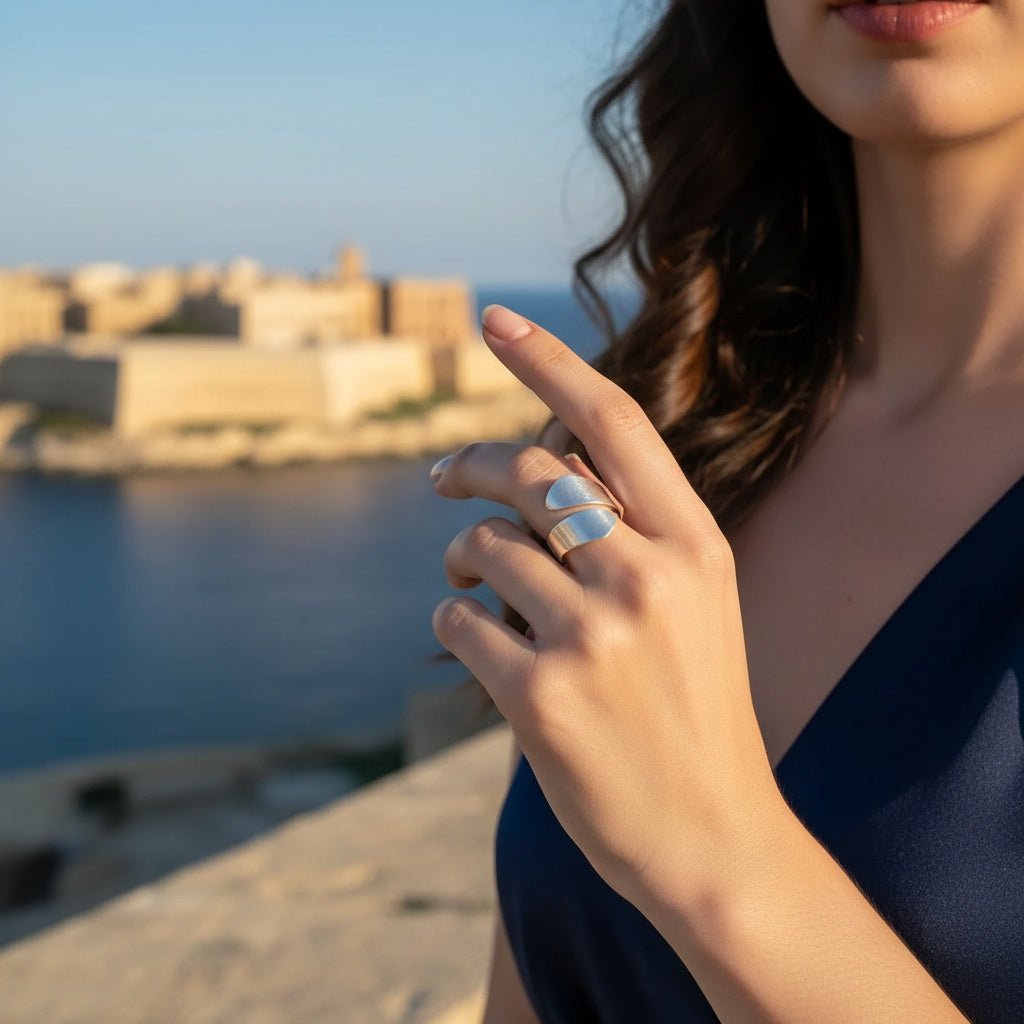 Calin - a hug in a ring - Jos Atelier