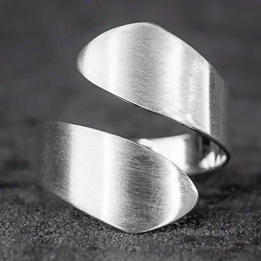 Calin - a hug in a ring - Jos Atelier