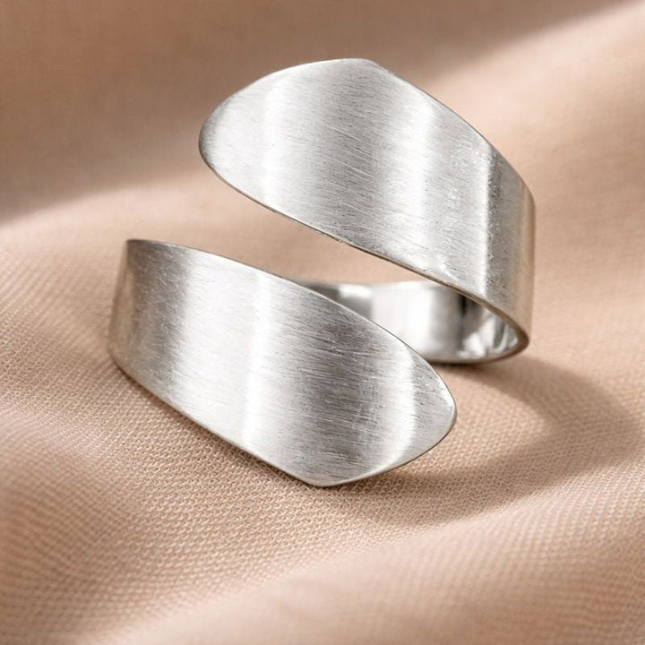 Calin - a hug in a ring - Jos Atelier